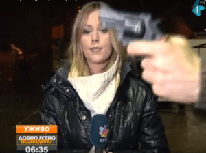 Así reaccionó esta reportera mientras un hombre le saca un arma en plena transmisión