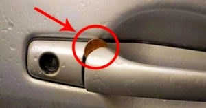 ¡Pilas! Si encuentras una moneda en la puerta del carro debes tener cuidado