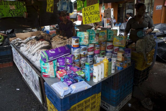 Street vendors sell subsidized goods on a street, at the Petare slum district of Caracas November 9, 2015. Driven by a deepening economic crisis, smuggling across Venezuela's land and maritime borders - as well as illicit domestic trading - has accelerated to unprecedented levels and is transforming society. Although smuggling has a centuries-old history here, the socialist government's generous subsidies and a currency collapse have given it a dramatic new impetus. To match Insight VENEZUELA-SMUGGLING/  Picture taken November 9, 2015. REUTERS/Marco Bello