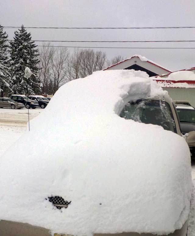 Mira como este anciano manejó un carro completamente cubierto por la nieve (FOTO)