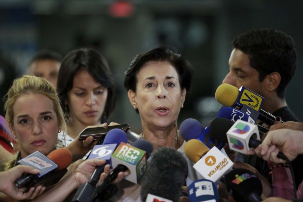 Antonieta Mendoza (C), mother of jailed opposition leader Leopoldo Lopez, addresses the media after lodging a complaint at Venezuela's Prosecutor office, next to Lilian Tintori (L), wife of jailed opposition leader Leopoldo Lopez, in Caracas, January 19, 2016. REUTERS/Marco Bello