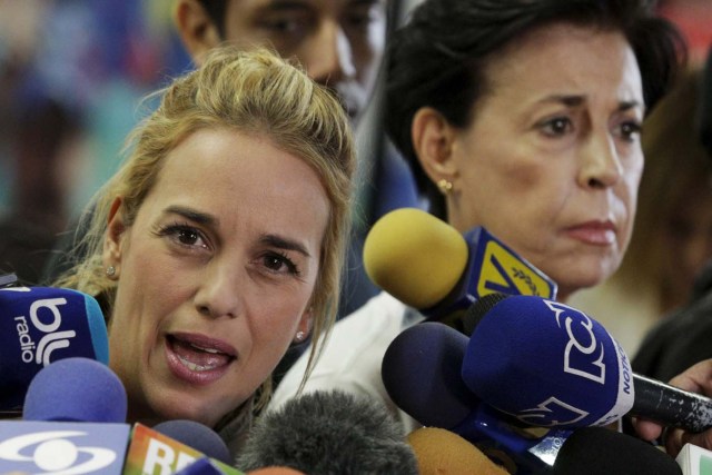 Lilian Tintori (L), wife of jailed opposition leader Leopoldo Lopez, addresses the media after lodging a complaint at Venezuela's Prosecutor's office, next to her mother-in-law Antonieta Mendoza in Caracas January 19, 2016. REUTERS/Marco Bello