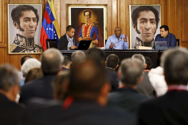 Venezuela's Vice President Aristobulo Isturiz (C) speaks next to the Minister for Economy and Productivity Luis Salas (L) during a meeting with entrepreneurs and representatives of the productivity sector at Miraflores Palace in Caracas January 20, 2016. REUTERS/Carlos Garcia Rawlins