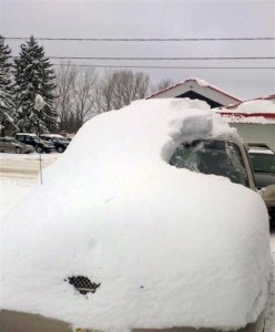 Anciano es multado por manejar un carro cubierto por nieve
