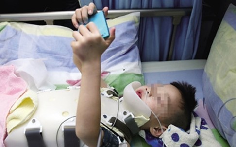 Niño chino de seis años sobrevive tras caerse por una ventana desde el piso 18