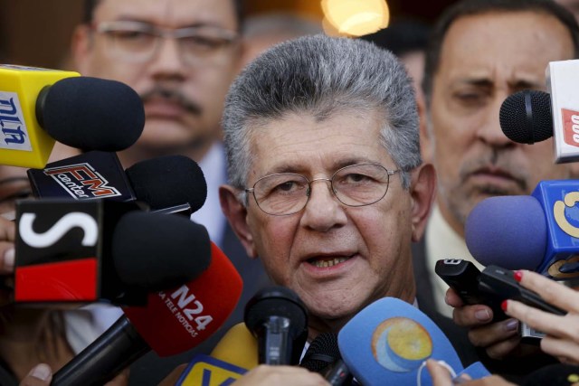 Henry Ramos Allup, president of the National Assembly and deputy of the Venezuelan coalition of opposition parties (MUD), talks to the media before a session of the economic special commission of the Venezuelan National Assembly in Caracas January 21, 2016. The ministers responsible for the economic sector did not attend the meeting with the economic special commission of the National Assembly, according to the local media. REUTERS/Marco Bello
