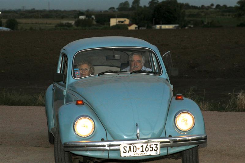 Mujica y Manuela Carmena pasean en el escarabajo en Uruguay (Fotos)