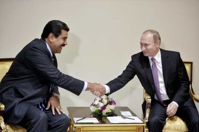El presidente de Venezuela, Nicolás Maduro (a la izquierda en la imagen), junto a su par ruso, Vladimir Putin, en una reunión en Teherán, nov 23, 2015. REUTERS/Alexei Druzhinin/Sputnik/Kremlin 