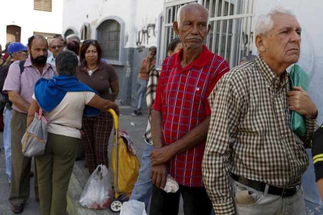 Pensionados hacen cola para comprar comida  REUTERS/Carlos Garcia Rawlins