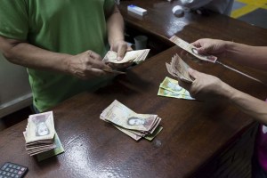 La misión imposible de sobrevivir con 100 bolívares