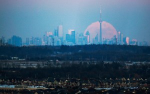 Así lució la espectacular luna llena en el cielo de Canadá (Fotos)