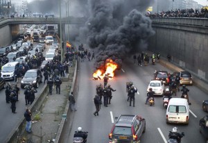 Día de huelgas en Francia: Trancan calles y queman cauchos en París (fotos)