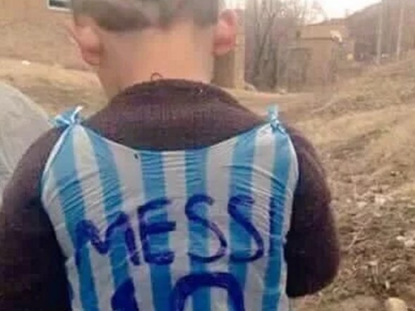 Se cumple un sueño: El niño afgano que hizo la “camiseta” improvisada de Messi conocerá a su ídolo