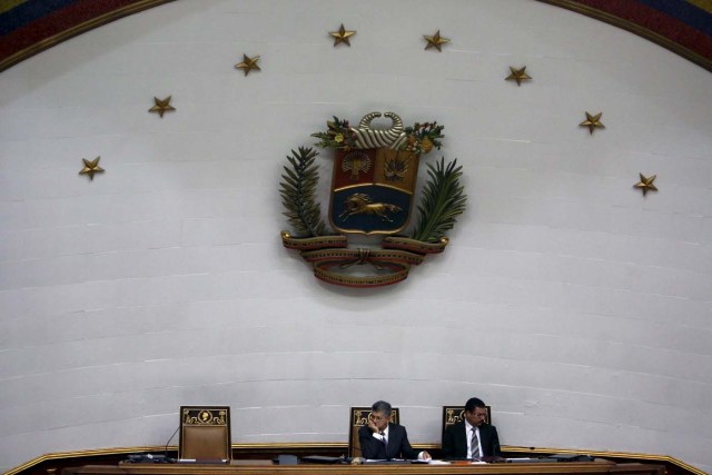 Henry Ramos Allup (L), president of the National Assembly and deputy of the Venezuelan coalition of opposition parties (MUD), attends a session at the National Assembly in Caracas January 26, 2016. REUTERS/Carlos Garcia Rawlins