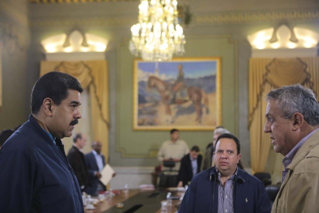 Venezuela's President Nicolas Maduro (L) talks to Venezuela's Oil Minister and President of the Venezuelan state oil company PDVSA, Eulogio del Pino (R) and Venezuela's minister for food Marcos Torres (C) during a meeting with the ministers responsible for the economic sector at Miraflores Palace in Caracas, in this handout picture provided by Miraflores Palace taken January 26, 2016. REUTERS/Miraflores Palace/Handout via Reuters ATTENTION EDITORS - THIS PICTURE WAS PROVIDED BY A THIRD PARTY. REUTERS IS UNABLE TO INDEPENDENTLY VERIFY THE AUTHENTICITY, CONTENT, LOCATION OR DATE OF THIS IMAGE. THIS PICTURE IS DISTRIBUTED EXACTLY AS RECEIVED BY REUTERS, AS A SERVICE TO CLIENTS. FOR EDITORIAL USE ONLY. NOT FOR SALE FOR MARKETING OR ADVERTISING CAMPAIGNS.