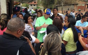 Capriles dice que 230 mil estudiantes faltan a clase por hacer colas