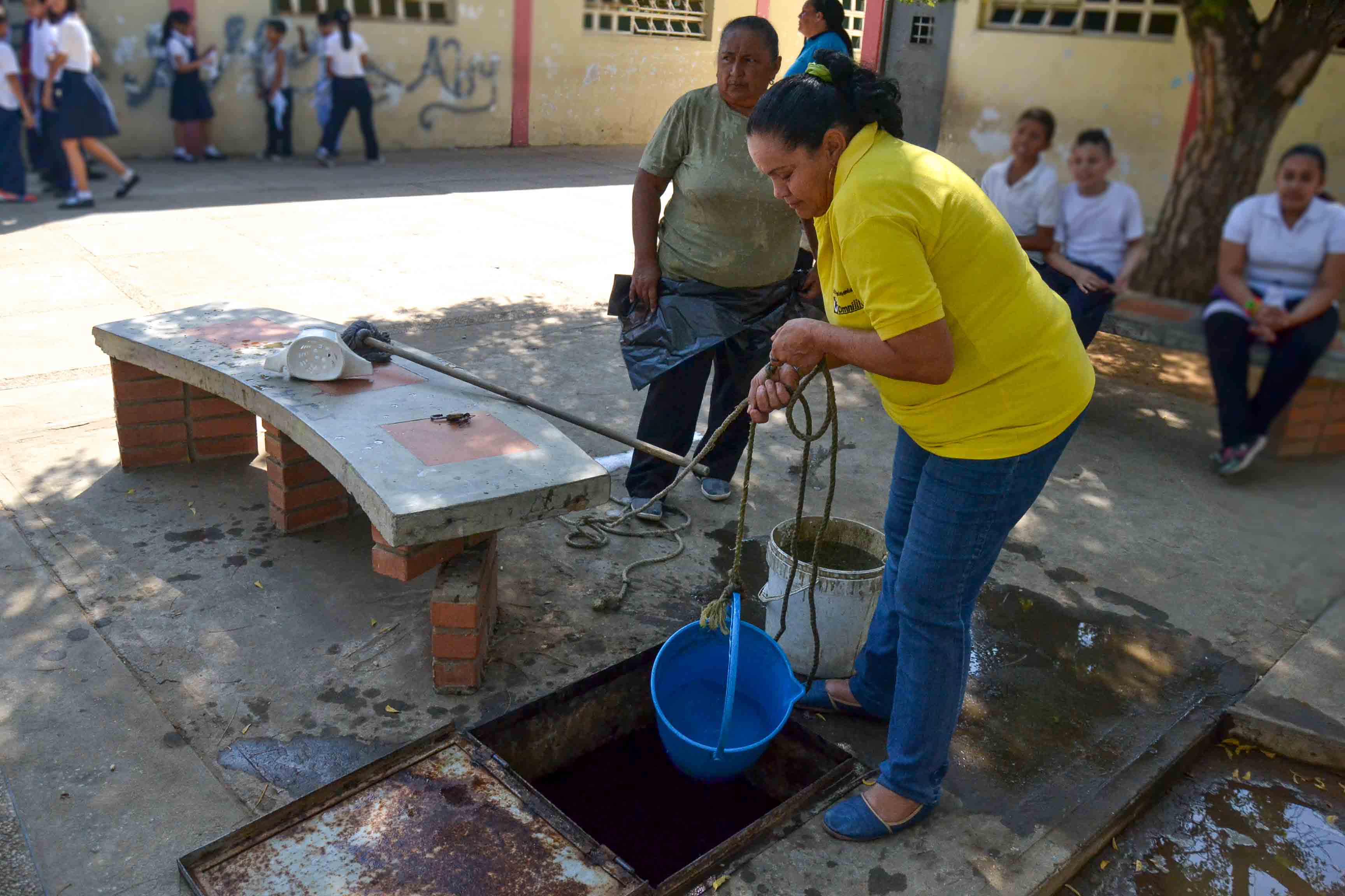 Alumnos de la escuela Cristóbal Colón en Maracaibo reciben clases en el piso por culpa de la inseguridad