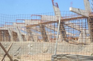 Paralizadas y abandonadas las obras de construcción del estadio de béisbol de Vargas (fotos)