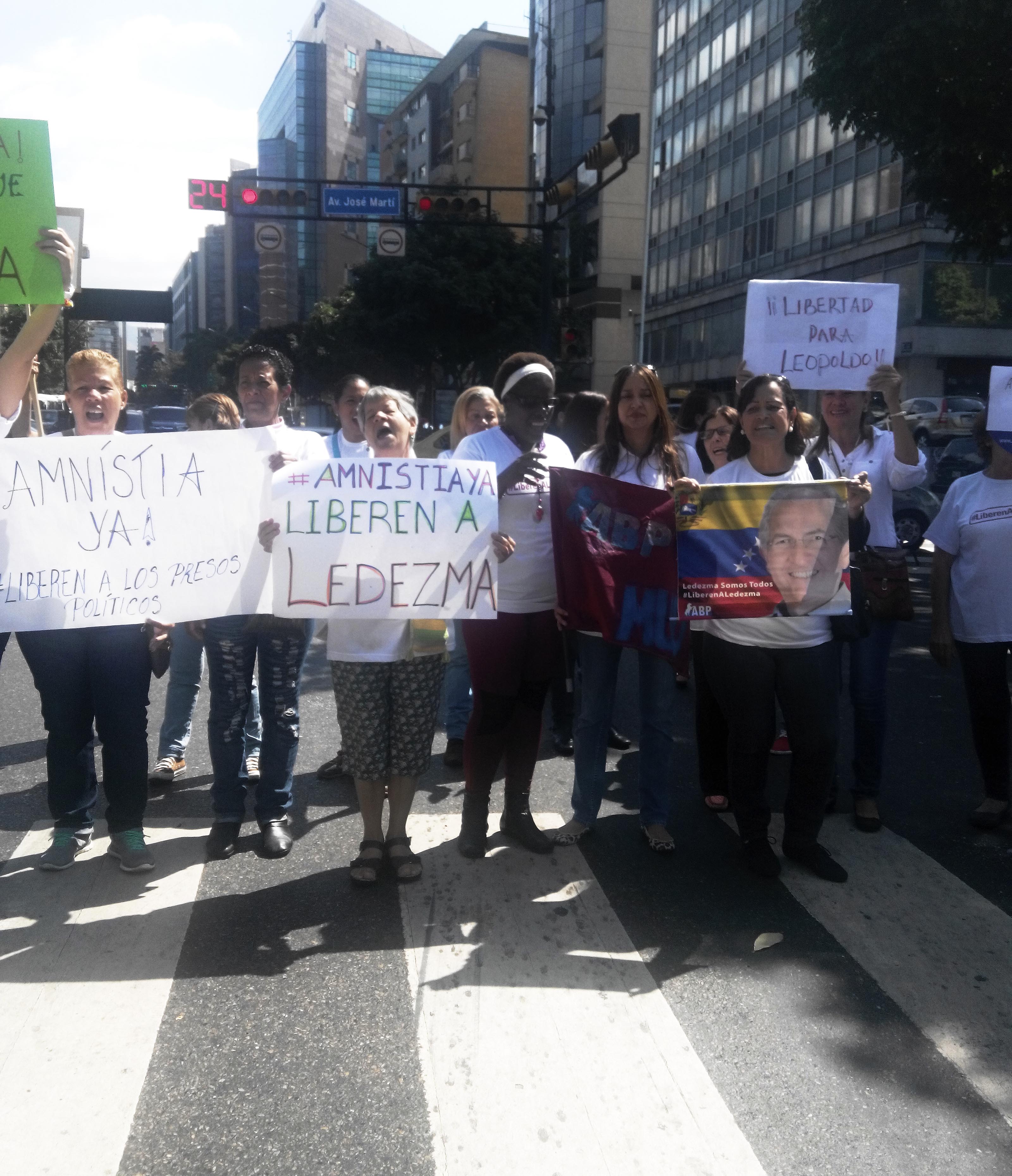 Mujeres de ABP realizaron pancartazo en apoyo a la Ley de Amnistía