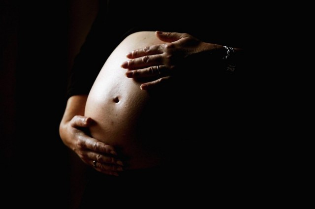 Una mujer embarazada ha estado a punto de morir porque su bebé perforó el útero de una patada