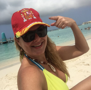 El Famoso bikini blanco de Inés María Calero vuelve “hacer de las suyas” en las playas de Aruba