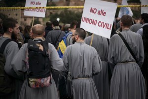 Choque de pensamientos divide a Italia: Miles protestan el plan de permitir adopciones y uniones gay