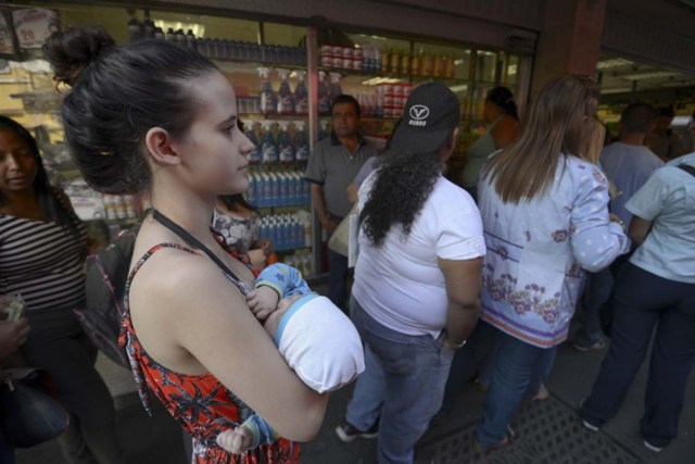 People queu in front a supermarket in Caracas, Venezuela on January 28, 2016. The economic debacle of Venezuela deepens as oil prices are bottoming out.  AFP   PHOTO/JUAN BARRETO / AFP / JUAN BARRETO