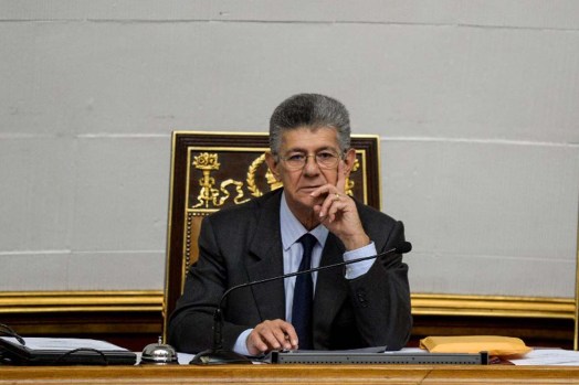 The president of the opposition-controlled National Assembly, Henry Ramos Allup, gestures during a session in Caracas on January 28, 2016. The Venezuelan Parliament approved a law Thursday to deliver property titles to the beneficiaries of state-subsidized housing, which generated a new conflict with representatives of the ruling party. AFP PHOTO/FEDERICO PARRA / AFP / FEDERICO PARRA