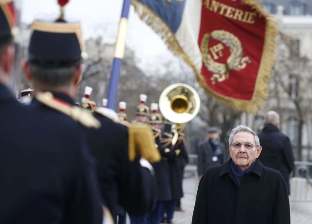 Cuba's President Raul Castro attends a ceremony at the Tomb of the Unknown Soldier at the Arc de Triomphe in Paris, France, February 1, 2016.  REUTERS/Jacky Naegelen