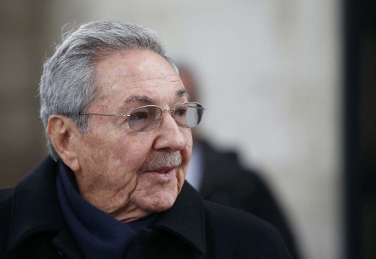 Cuba's President Raul Castro attends a ceremony at the Tomb of the Unknown Soldier at the Arc de Triomphe in Paris, France, February 1, 2016.   REUTERS/Jacky Naegelen
