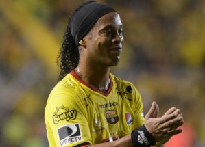 En pleno partido un árbitro le pidió un autógrafo a Ronaldinho (VIDEO)
