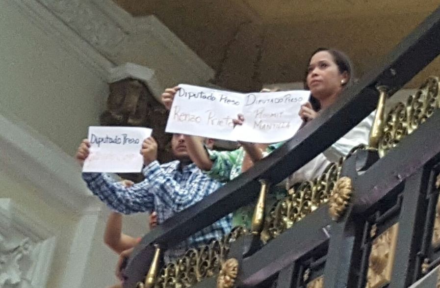 Los carteles que le sacaron a la Fiscal General, Luisa Ortega Díaz en la AN (Fotos)