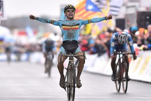 Ciclista celebra su triunfo antes de tiempo y pierde el oro (VIDEO)