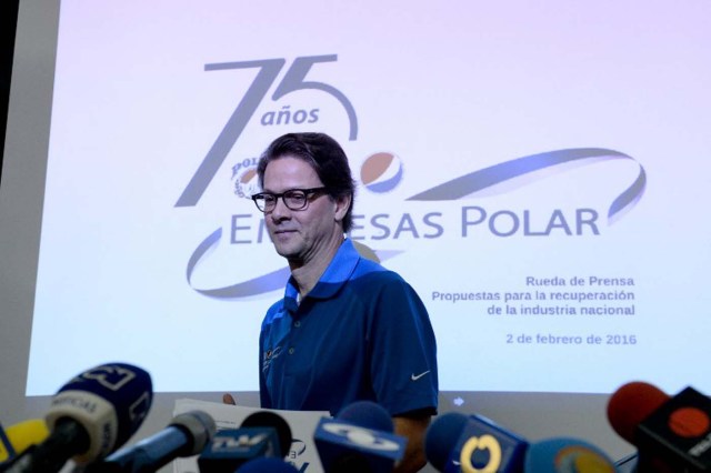 The president of Venezuelan food giant "Empresas Polar", Lorenzo Mendoza, speaks during a press conference, in Caracas on February 2, 2016. AFP PHOTO/FEDERICO PARRA / AFP / FEDERICO PARRA