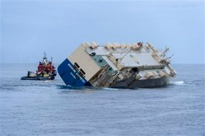 Remolcan gran carguero que quedó a la deriva en España