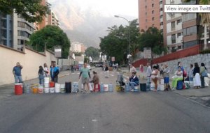 #SinAgua en Los Dos Caminos, vecinos cierran vías (Fotos)