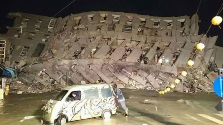 Dos muertos y más de 120 rescatados de un edificio derrumbado tras terremoto en Taiwán