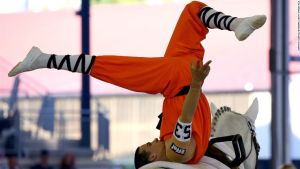 ¡Increíble! Mira cómo este monje shaolín que hacen piruetas sobre un caballo (VIDEO)