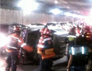 Retraso en la autopista Caracas-La Guaira por vehículo volcado (tuits)