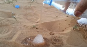 ¡WTF! Convierten agua en hielo en pleno desierto (VIDEO)