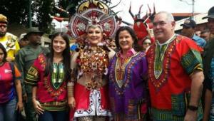 ¿Crisis? No para la esposa de Rangel Gómez: Desfiló con disfraz de 1 millón de bolívares (FOTO)