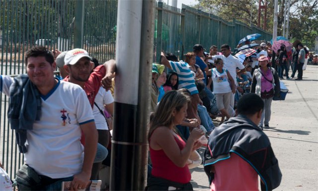 EN LOS DIAS DE ASUETO DE CARNAVAL PERSISTEN LAS COLAS EN BUSQUEDA DE ALIMENTOS. 09/02/2016. FOTO IVAN PIÑA