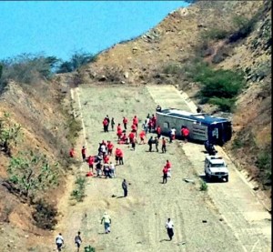 Autobús que trasladaba equipo de fútbol argentino a Maiquetía se volcó en la Caracas-La Guaira  (FOTOS)