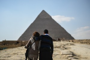 Los turistas evitan las pirámides de Egipto