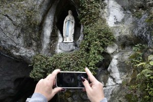 Lourdes se reinventa para compensar la pérdida de peregrinos (fotos y video)