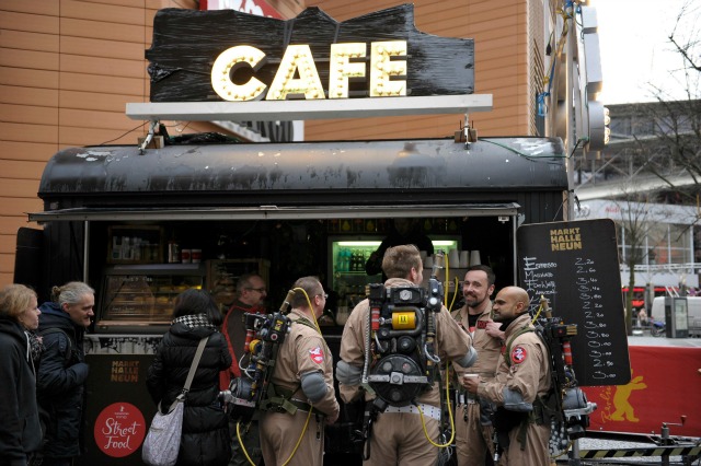 Los miembros de un club de fans de Ghostbusters alemanes vestidos como personajes de la película, tomar un café en un mercado de alimentos en la calle en el 66º Festival Internacional de Cine Berlinale en Berlín, Alemania 11 de febrero de 2016. REUTERS / Stefanie Loos 