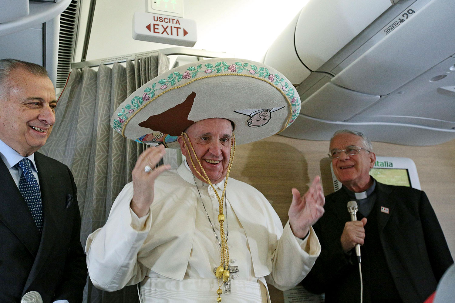 Cantinflas y un sombrero mexicano, buen humor para el Papa en el vuelo