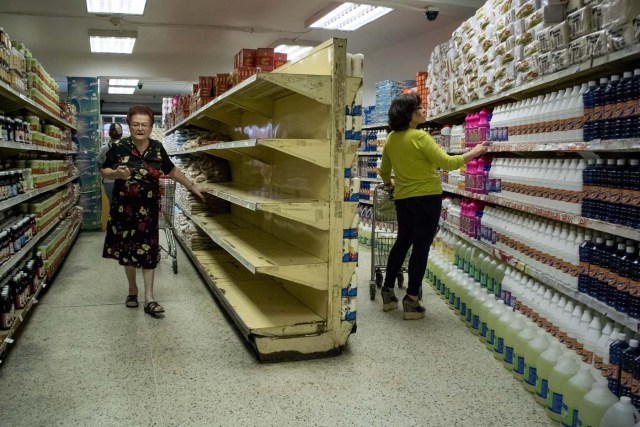 CAR01. CARACAS (VENEZUELA), 11/02/2016.- Dos mujeres realizan compras en un supermercado hoy, jueves 11 de febrero de 2016, en Caracas (Venezuela). El Parlamento venezolano declaró hoy la "crisis alimentaria nacional" y en virtud de ello pidió que la FAO y la Unicef envíen expertos que evalúen los riesgos que entraña el problema para los 30 millones de habitantes del país caribeño. EFE/Miguel Gutiérrez