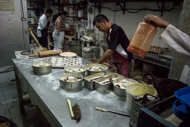 CAR07. CARACAS (VENEZUELA), 11/02/2016.- Pasteleros trabajan en una panadería hoy, jueves 11 de febrero de 2016, en Caracas (Venezuela). El Parlamento venezolano declaró hoy la "crisis alimentaria nacional" y en virtud de ello pidió que la FAO y la Unicef envíen expertos que evalúen los riesgos que entraña el problema para los 30 millones de habitantes del país caribeño. EFE/Miguel Gutiérrez