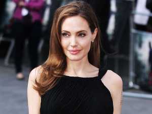 ¡Más rellenita! Angelina Jolie posó desnuda para mostrar su nueva figura